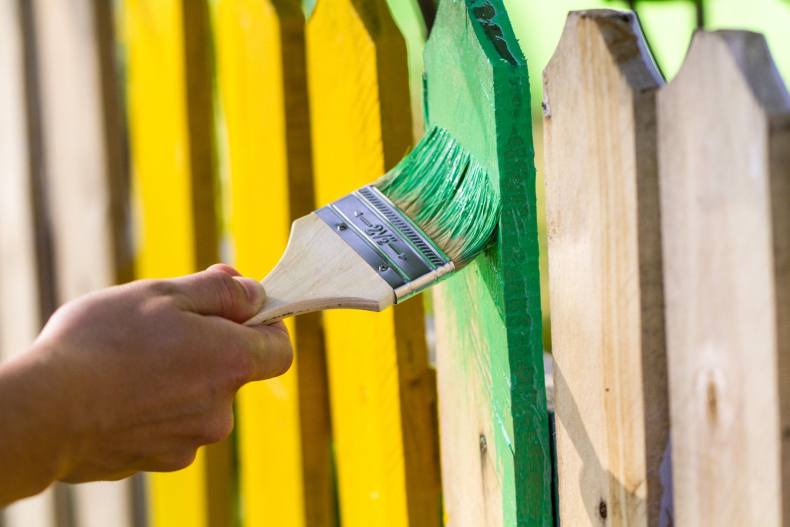 Как покрасить металлический забор на даче