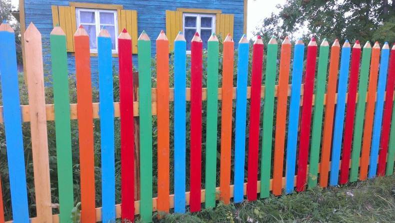 Решаем каким сделать забор из дерева. как красиво покрасить забор из штакетника: идеи покраски как оригинально покрасить забор из штакетника