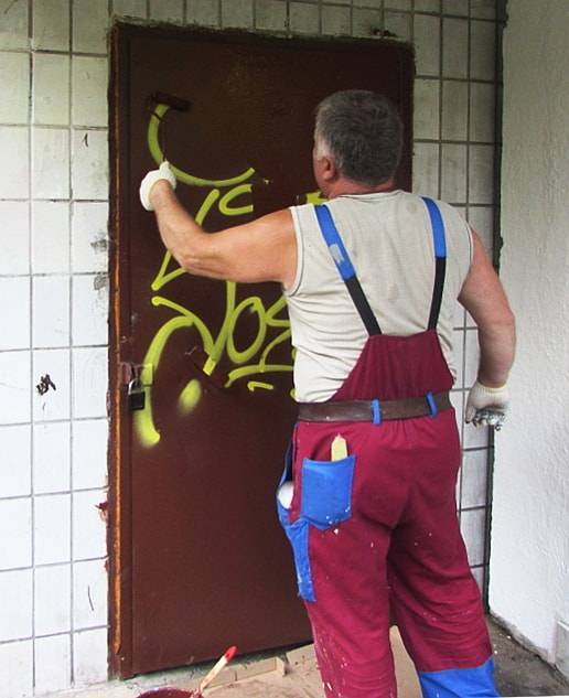 Как покрасить железную дверь: ход работ