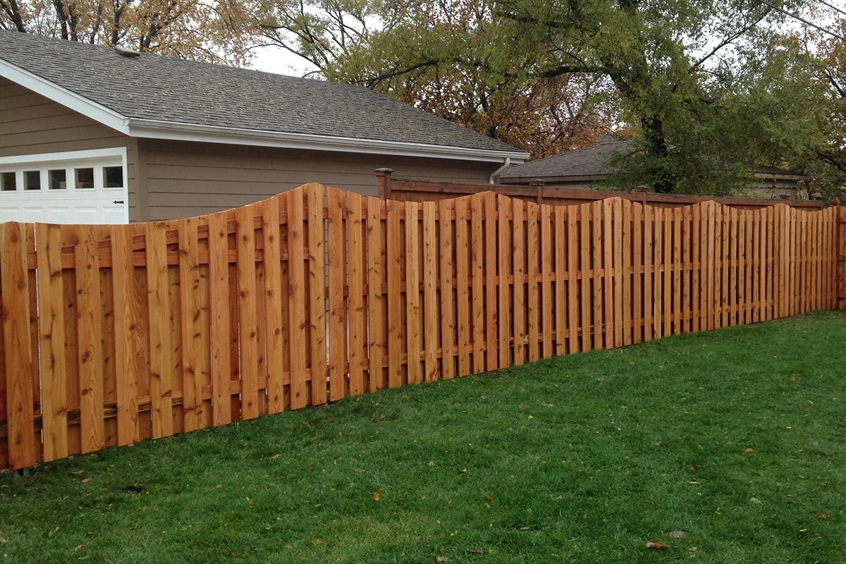 Виды деревянных. Деревянный забор. Красивый забор из досок. Красивые заборы из деревянных досок. Ступенчатый деревянный забор.