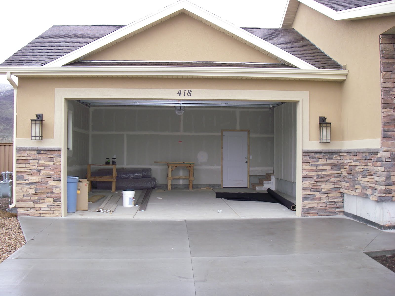 Чем облицевать наружные стены гаража: выбор материала и советы по применению. отделка гаража снаружи железо для обшивки гаража