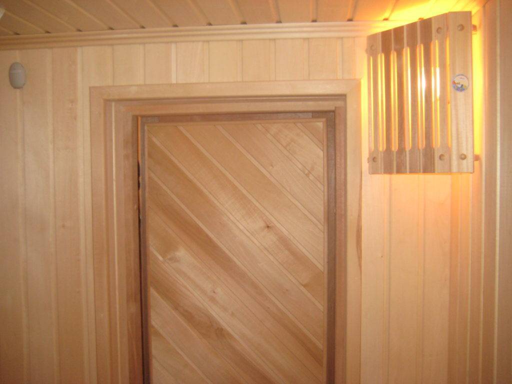 Как утеплить дверь в баню: энергофлекс, утепленная рама и тепловая штора