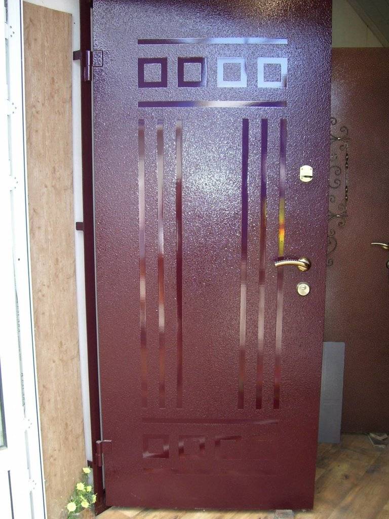 Как покрасить уличную металлическую дверь - подготовка, выбор краски, технология проведения работ