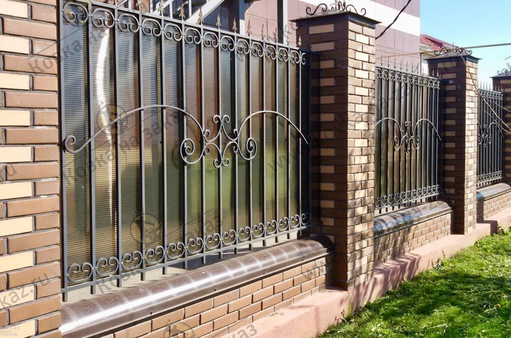 Кирпичный забор с ковкой: фото кованых элементов столбов с воротами