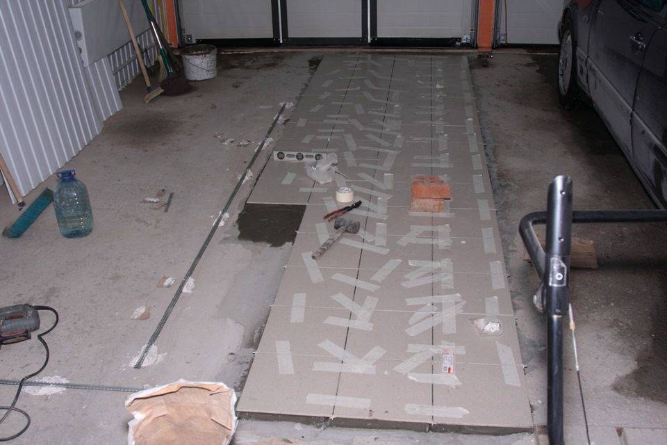 Напольная плитка для гаража: пол в гараже из тротуарной плитки, пвх для пола, модульная, керамическая, клинкерная, какую положить, фото и видео