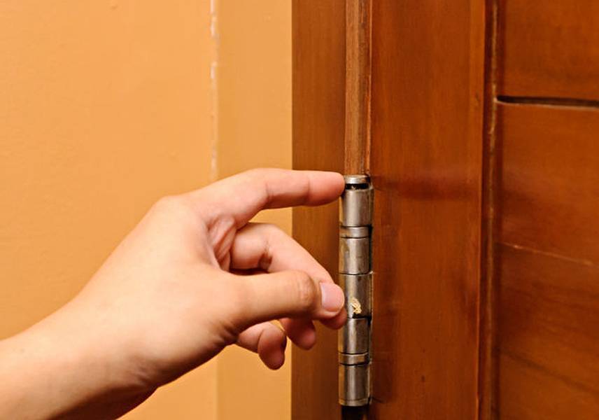 Как снять межкомнатные двери с петель: особенности и нюансы процесса