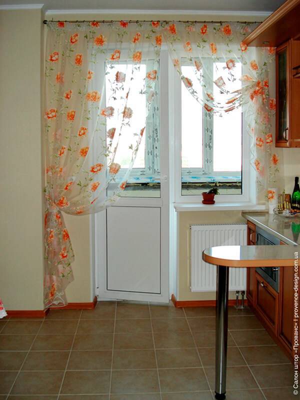 Дизайн штор для окна с балконной дверью: особенности выбора занавесок на балкон кухни и других помещений