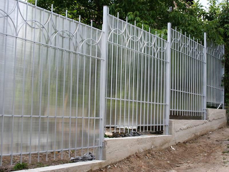 Забор из поликарбоната своими руками