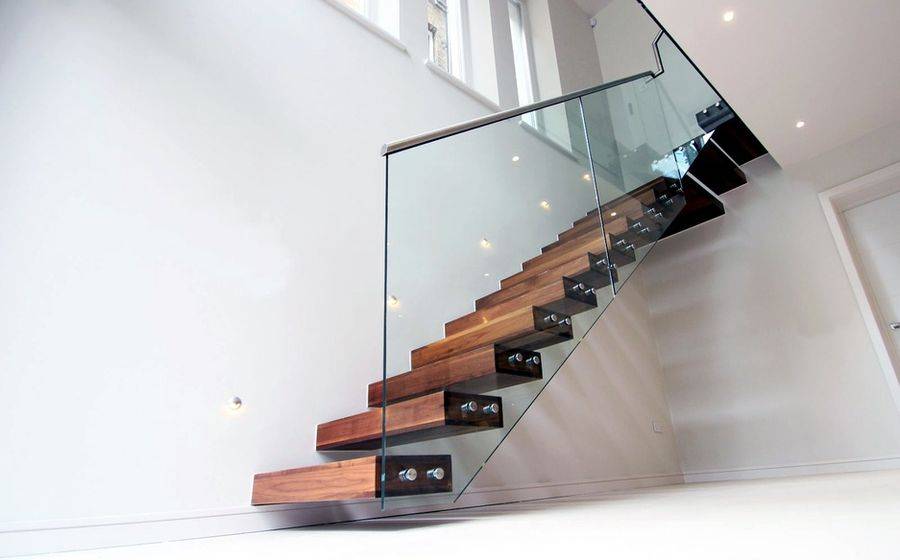 Деревянные лестницы со стеклянным ограждением: установка заграждения из стекла