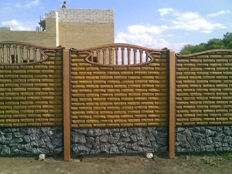 Железобетонный забор: монолитный, секционный из бетонных плит и блоков, еврозабор