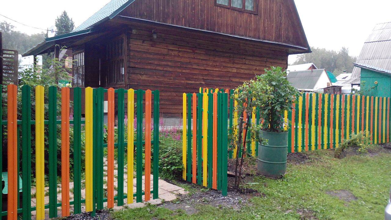 Как и чем покрасить забор: деревянный, бетонный, металлический (фото, видео)