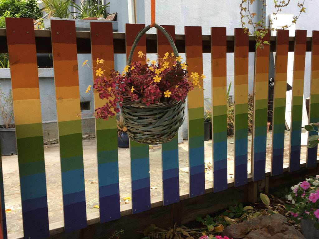 Как красиво покрасить забор из штакетника: идеи покраски | из доски | дзен