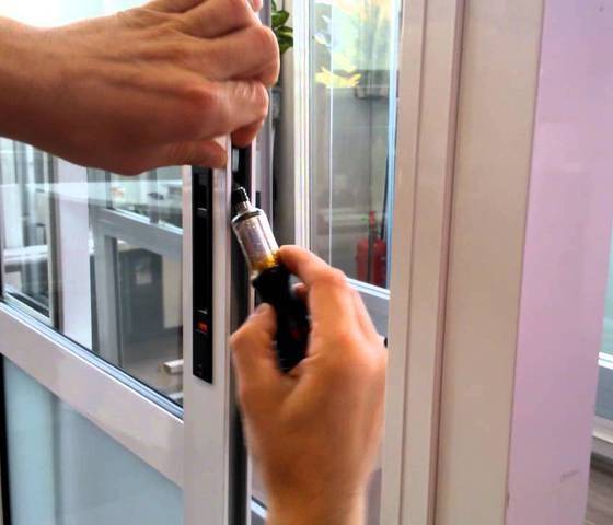 Ремонт пластиковых дверей, ремонт балконной двери в москве