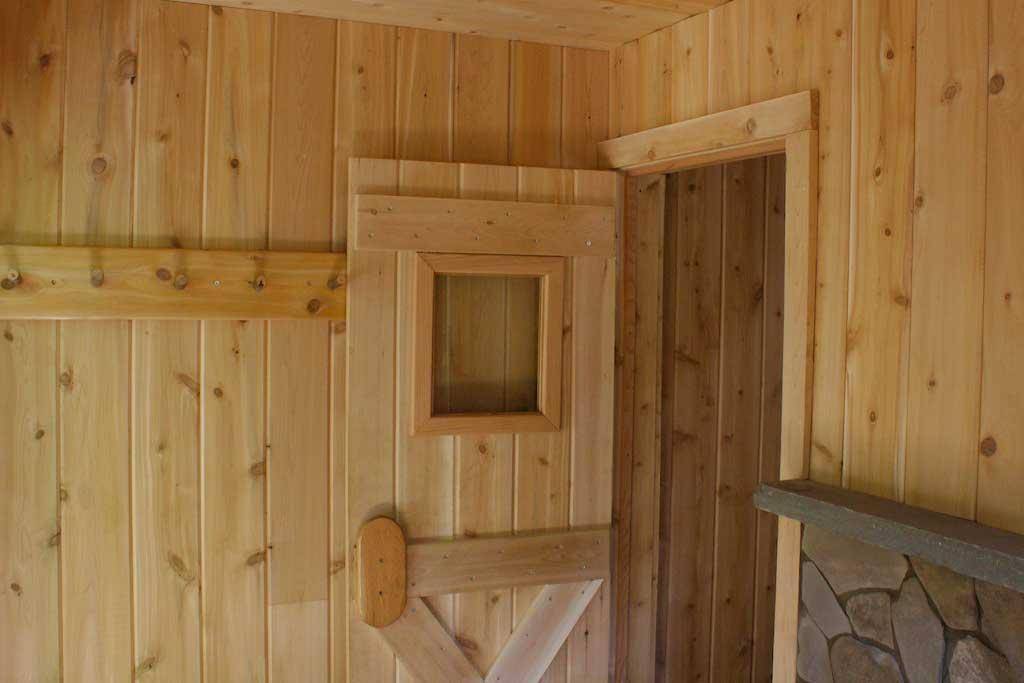 Деревянная дверь в баню своими руками из дерева: как сделать из доски пошагово