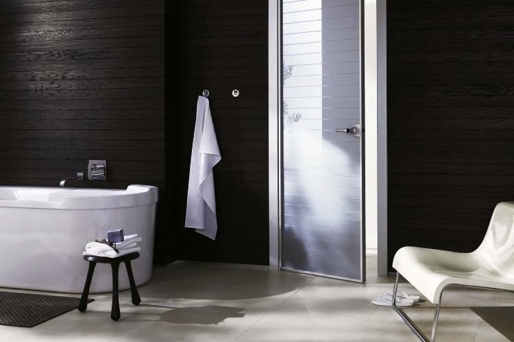 Виды дверей по используемому материалу, наиболее подходящие в туалет и ванну, особенности установки