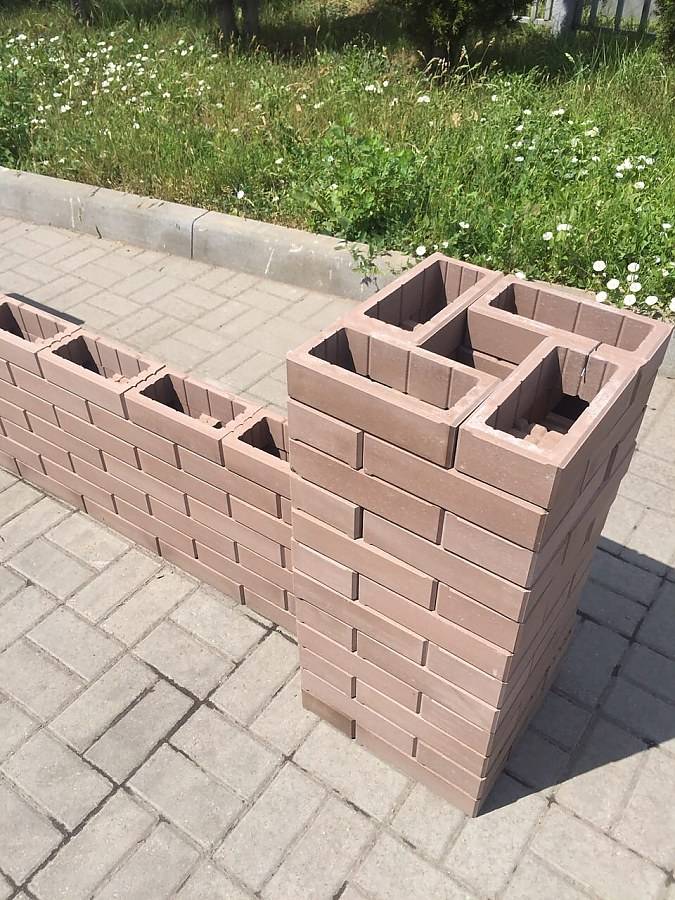 Наборные столбы для забора из бетона и декоративных блоков