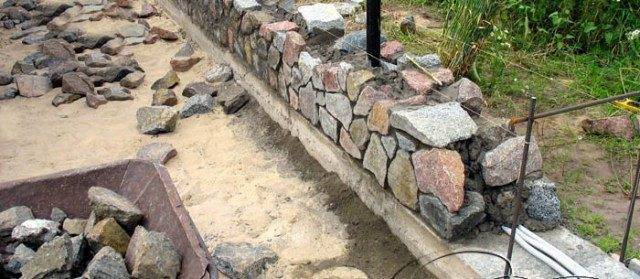 Забор из камня: дизайн и кладка натуральной ограды своими руками