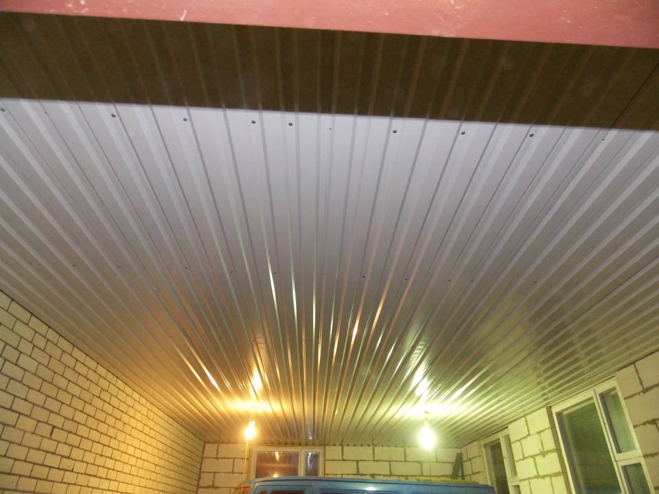 Потолок в гараже: чем обшить дешево и красиво своими руками и варианты на фото