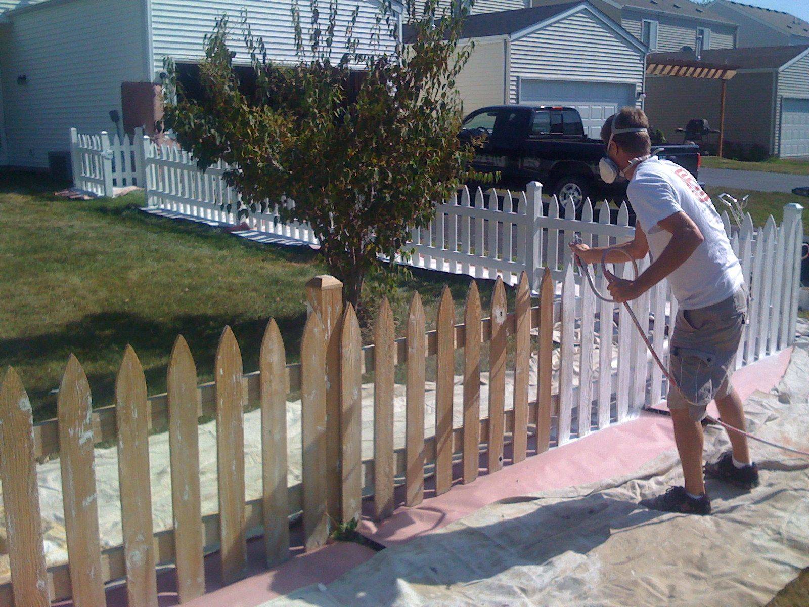 Как покрасить забор без краски, причём долговечно и красиво?