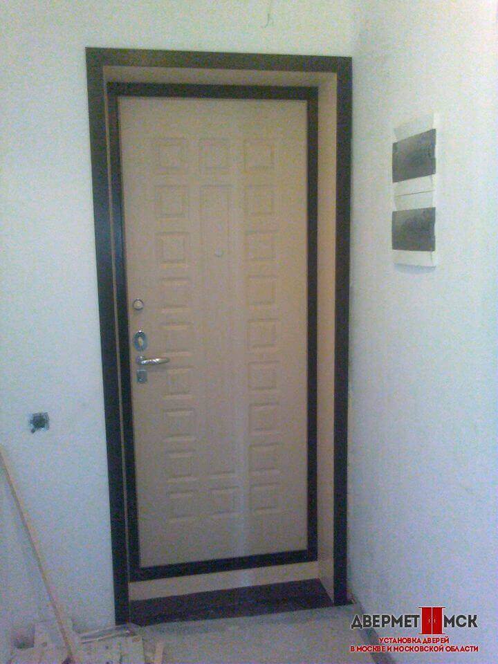 Как заделать входную дверь после установки: как убрать дырки, щели, чем обшить косяки, дверной проем,  как прикрепить мдф или другой материал на откосы?