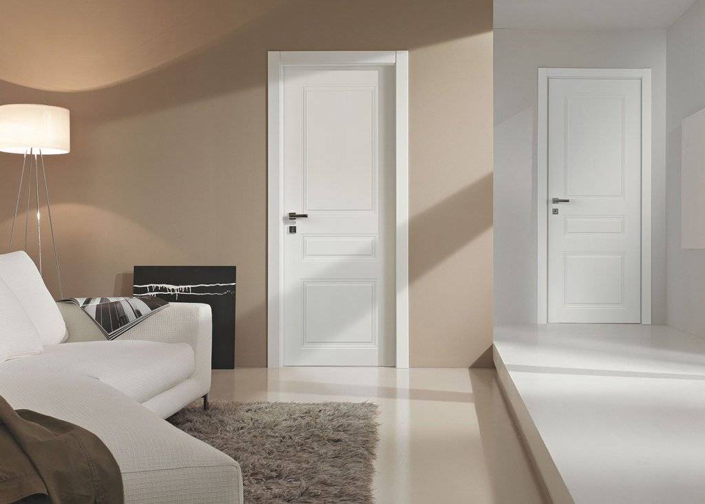 Темные двери в сочетание с интерьером светлых полов и обоев в квартире: фото, дизайн