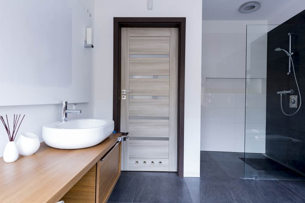 Двери для ванной и туалета: отличия от межкомнатных и особенности монтажа