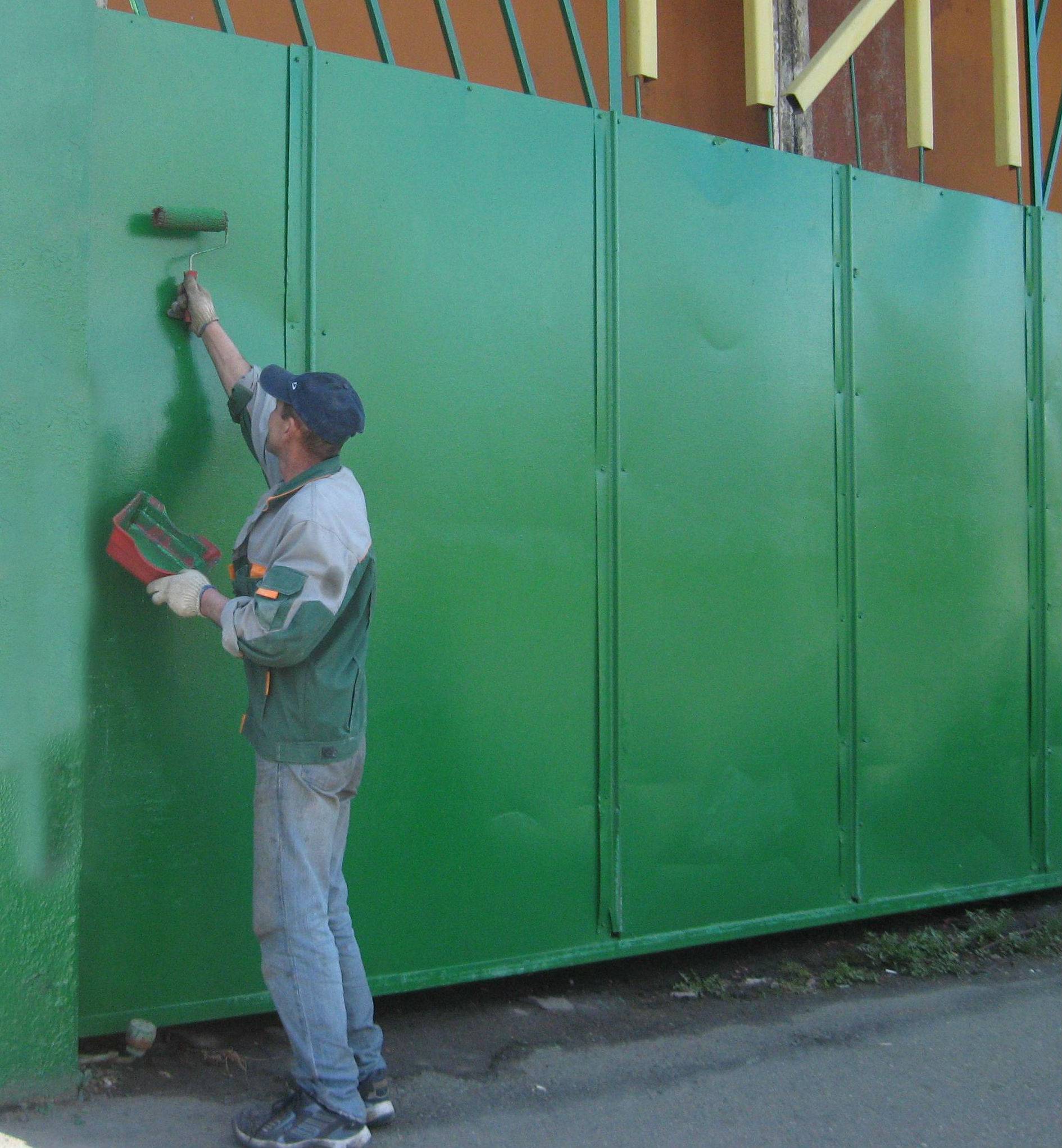 Покраска деревянных и металлических ворот своими руками. покраска кованых ворот: пошаговая инструкция как правильно красить ворота гаража