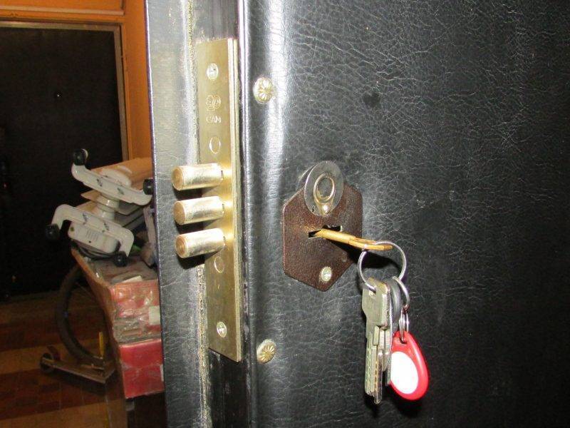 Инструкция как осуществить ремонт дверного замка своими руками в металлической двери