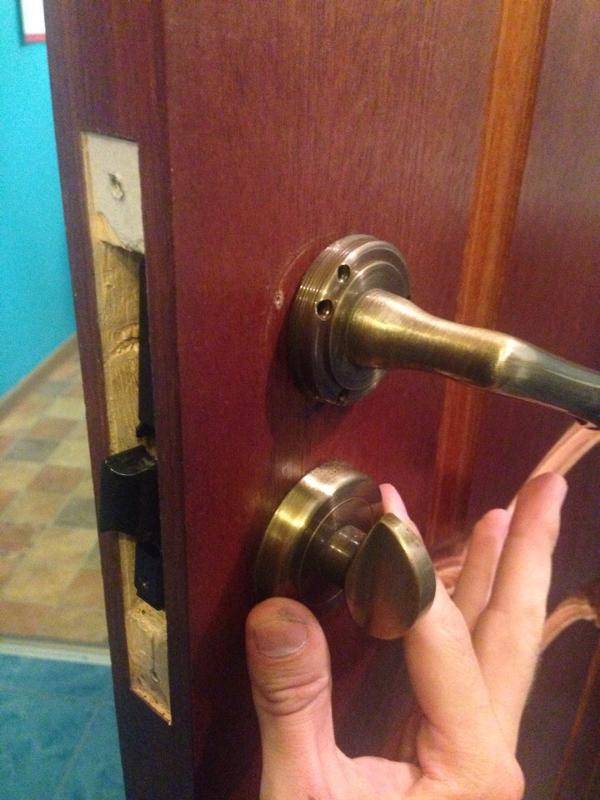Как правильно разобрать замок межкомнатной двери