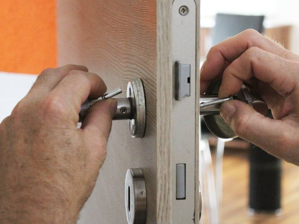 Уход за шпонированными дверями, чем протирать межкомнатные двери
