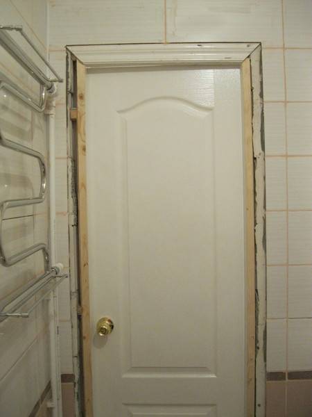Как установить дверь в ванной?