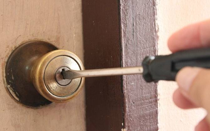 Как открыть межкомнатную дверь без ключа: способы и средства