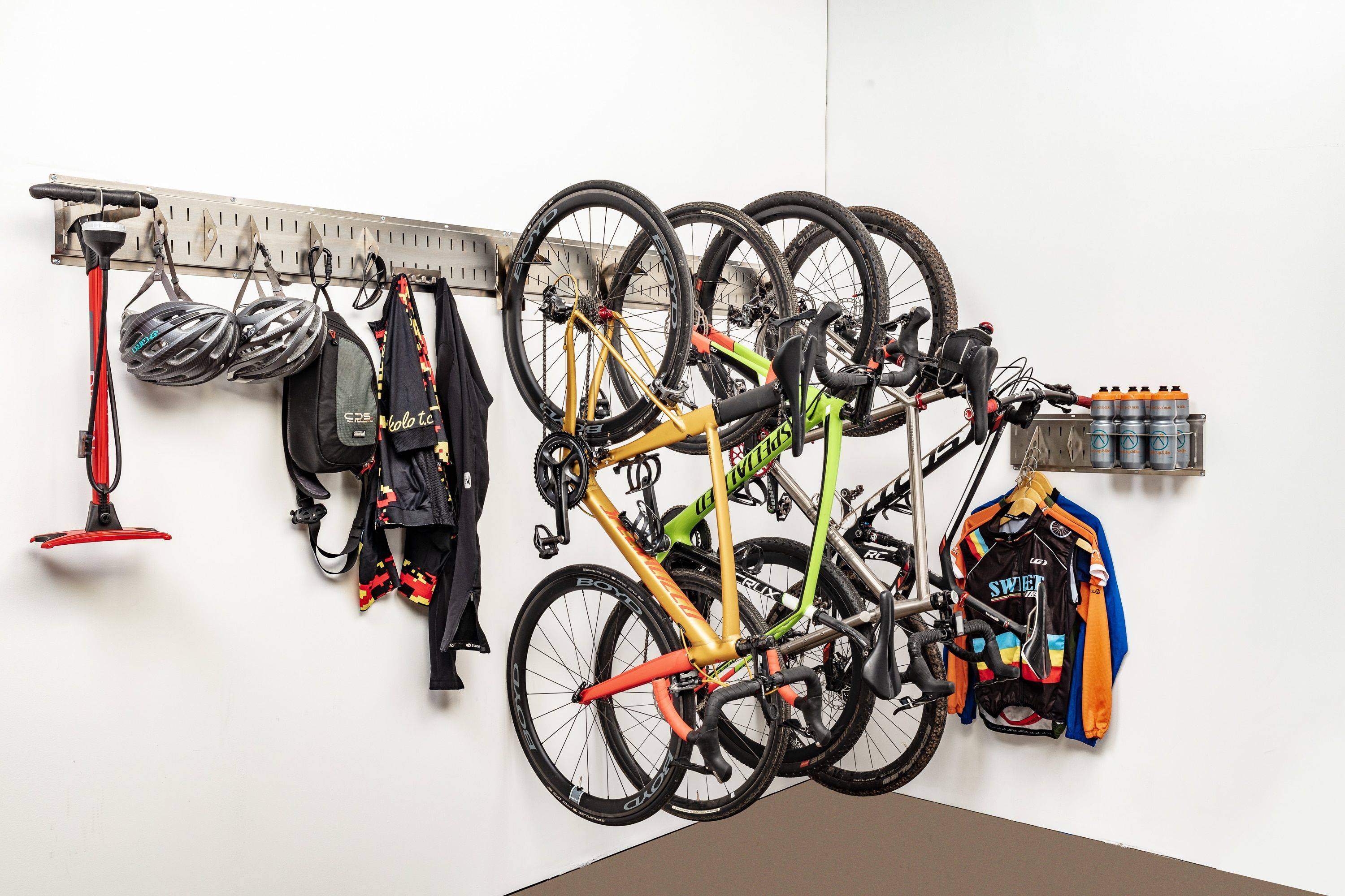 Как хранить велосипед в гараже: как подвесить на стене, под потолком, за колесо, фото