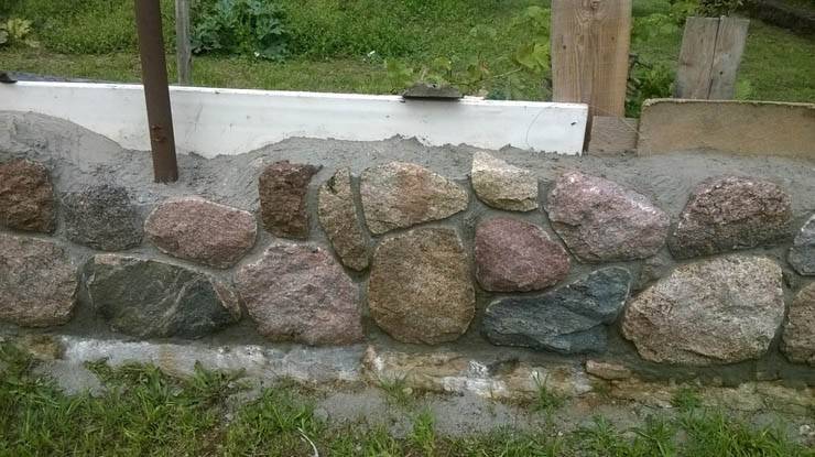 Особенности возведения каменных заборов