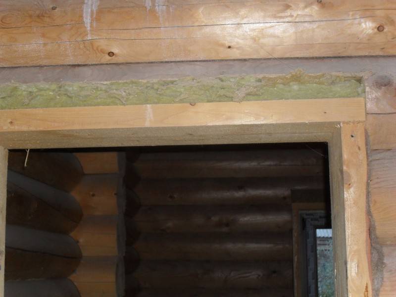 Чем крепить металлическую дверь в деревянном доме?