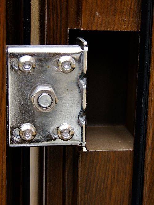 Как безопасно снять железную дверь с петель?