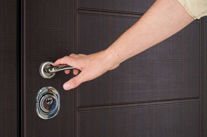 Как открыть дверь в квартиру, если поломался ключ или заклинило замок