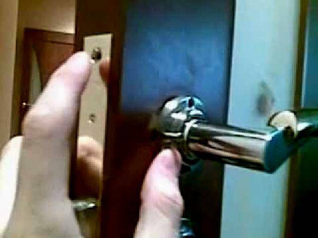 Сломалась ручка на входной двери: как починить ручку на межкомнатной двери