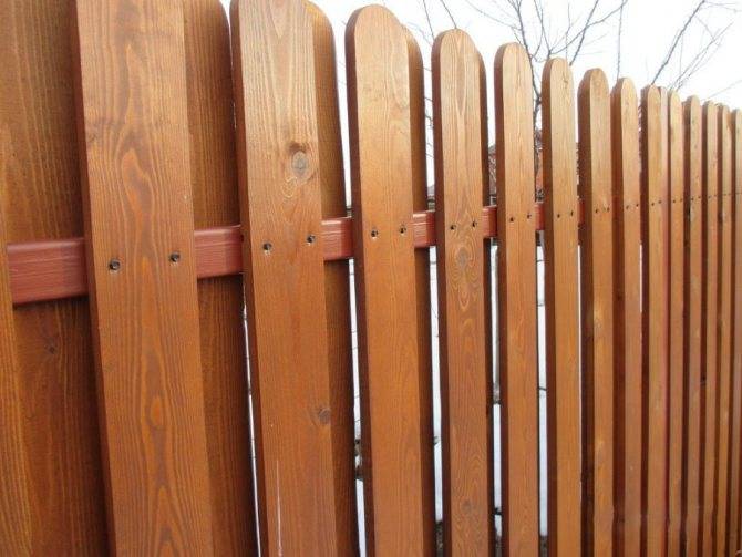 Забор из дерева: изготовление своими руками из штакетника, досок, бревен