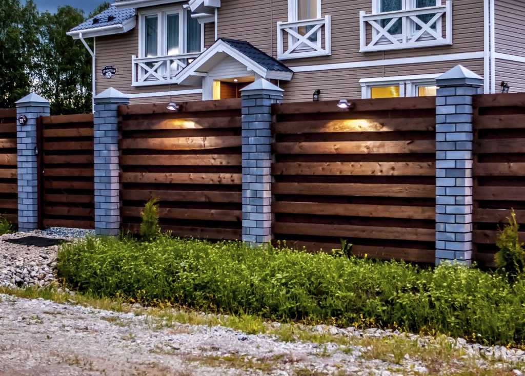 Красивый деревянный забор для частного дома своими руками. Все о возведении и оформлении с фото необычных вариантов дизайна
