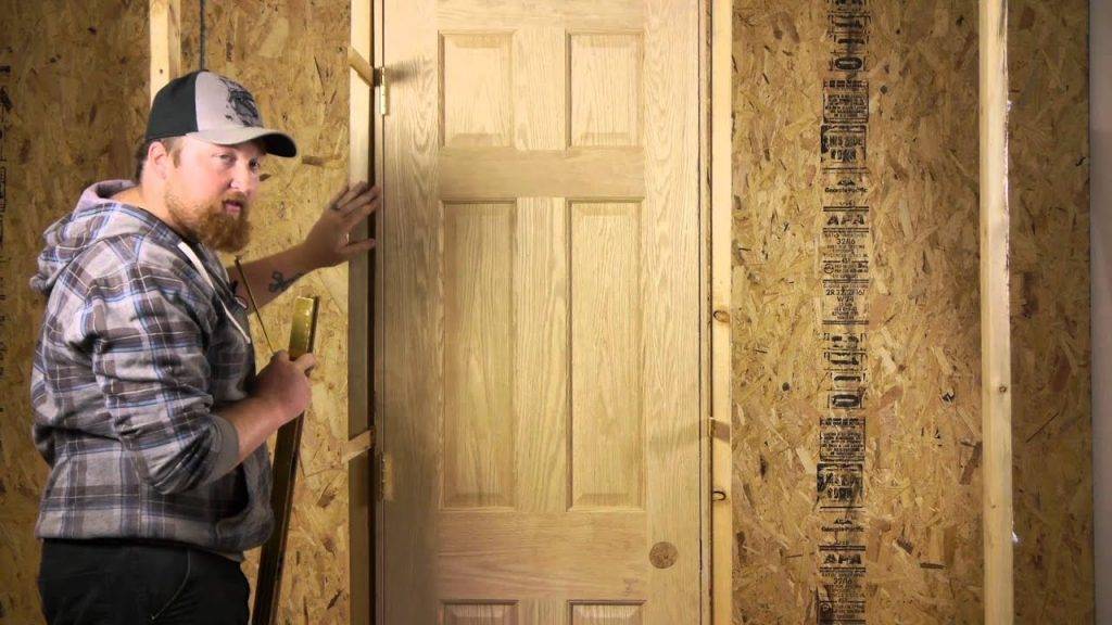 5 видео про установку деревянной входной двери