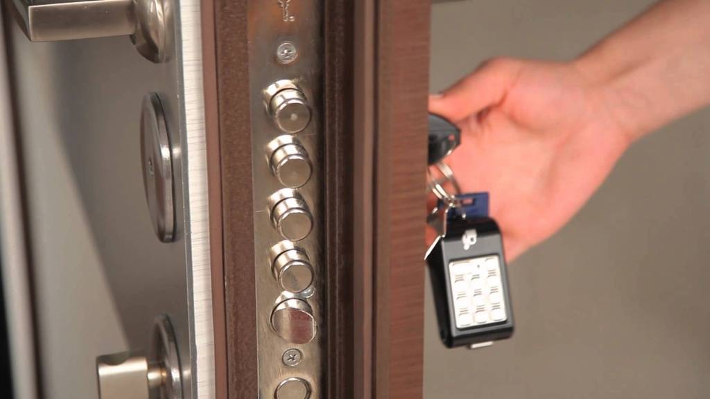 Как перекодировать замок на входной двери ключом: видео