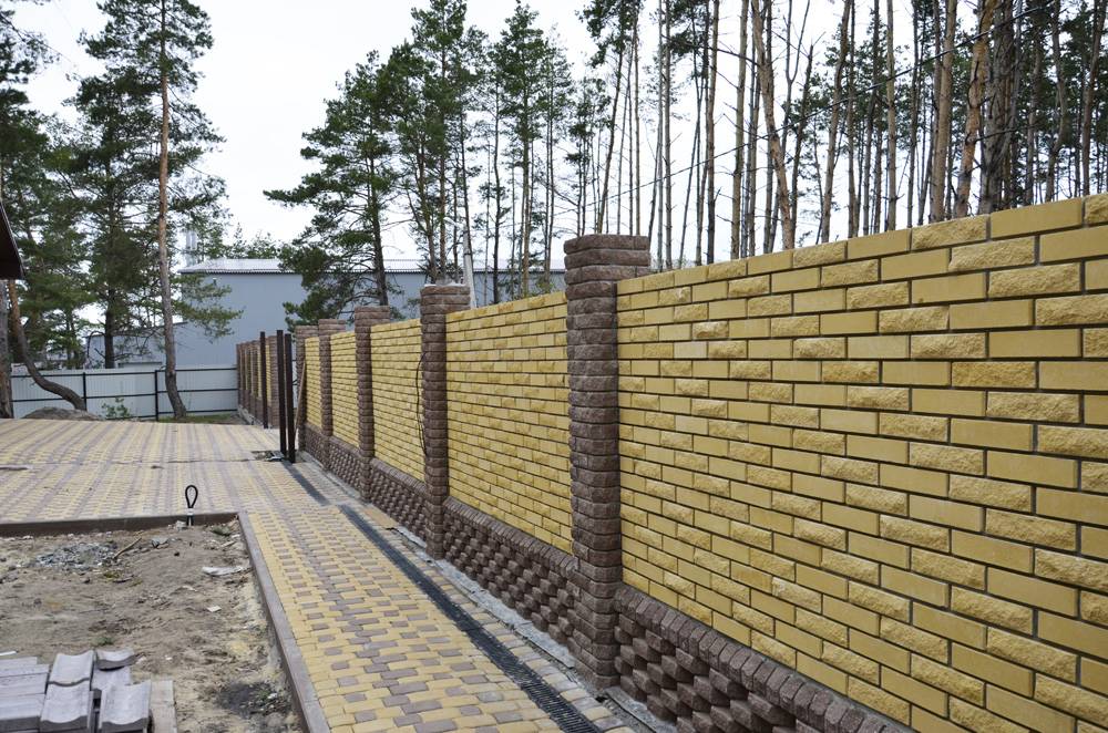 Кирпич для забора: какой вид кирпича лучше выбрать для столбов ограждения