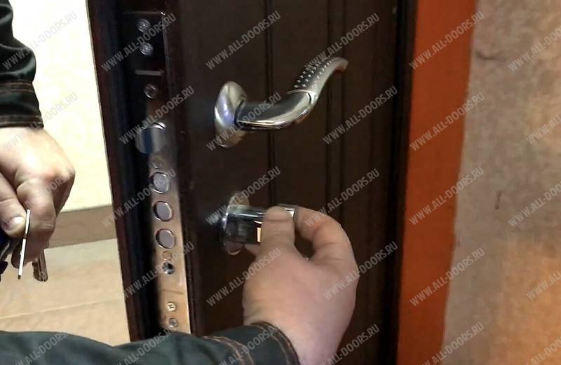 Замена замков на входной железной двери : пошаговые действия в зависимости от типа замочного механизма
