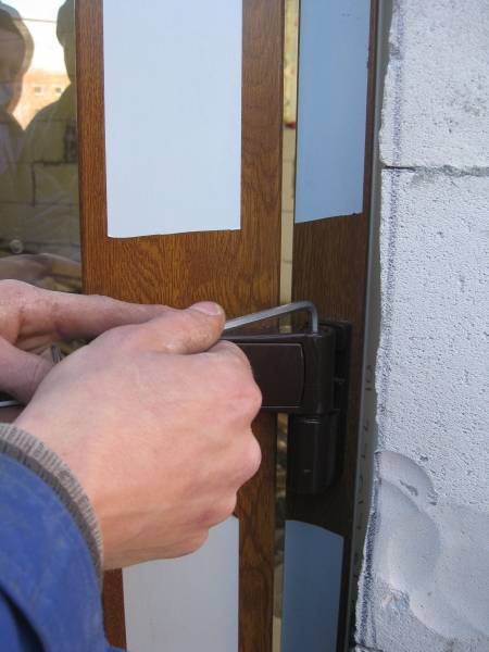 Плохо закрывается пластиковая балконная дверь: как отрегулировать если не плотно фиксируется полотно