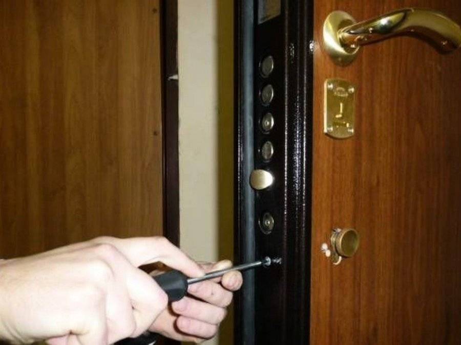 Установка дверной ручки на входную и межкомнатную дверь