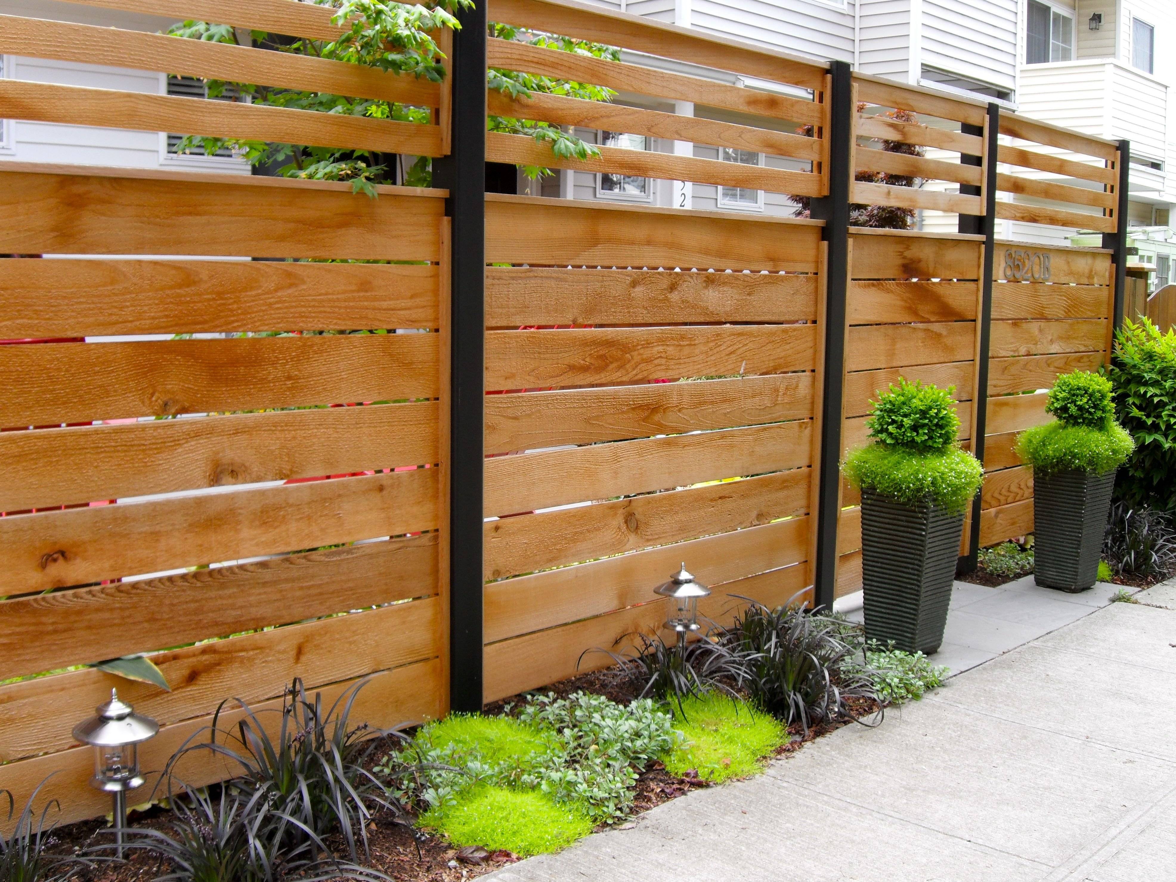 Заборы для двора - выбор оригинального дизайна деревянной или металлической ограды