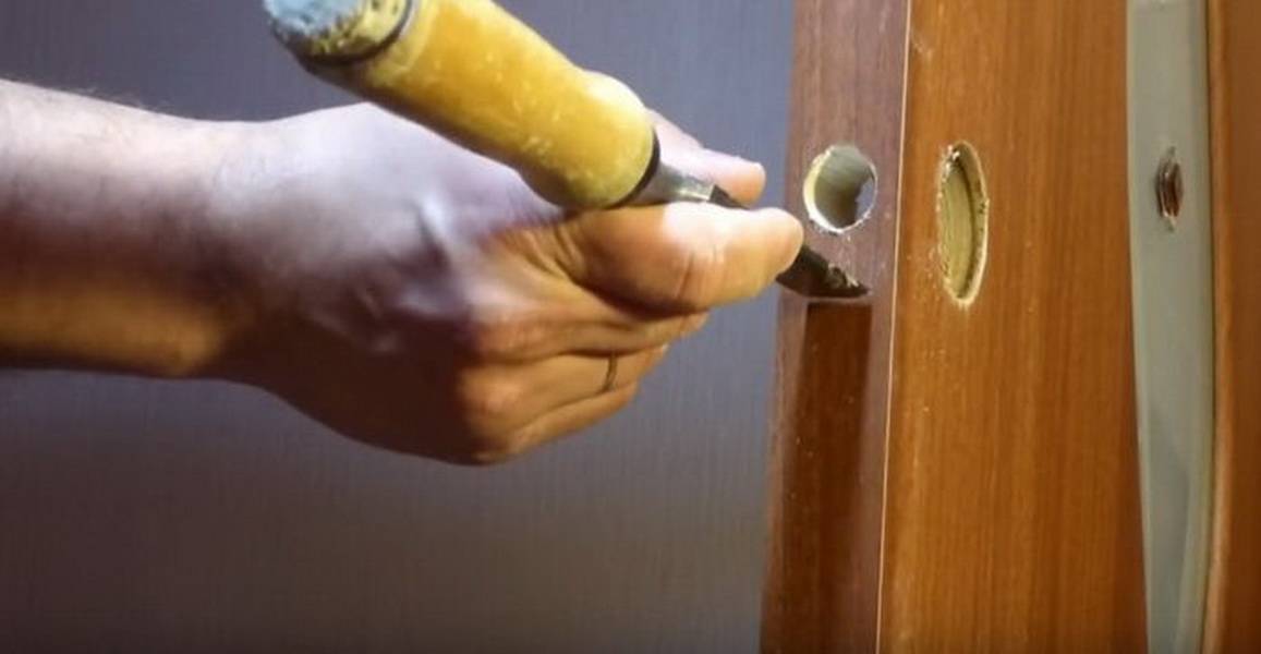 Установка замка в межкомнатную дверь: видео как врезать защелку в дверь