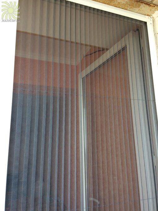 Москитная сетка на дверь балкона - виды сетки, на магнитах, рулонные, плиссе