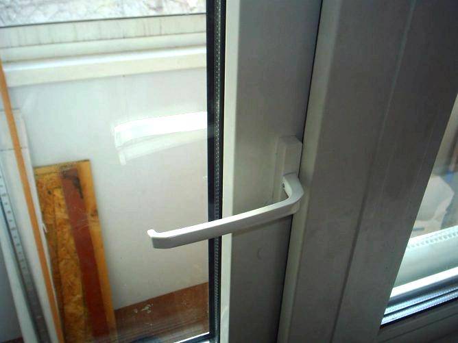 Балконная пластиковая дверь не открывается на проветривание